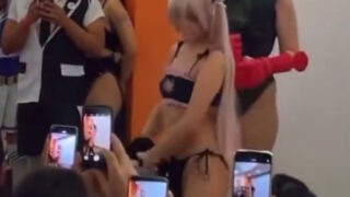 【動画】まんさんコスプレイヤー　撮影会場でおっぱいを出して注目を集めてしま